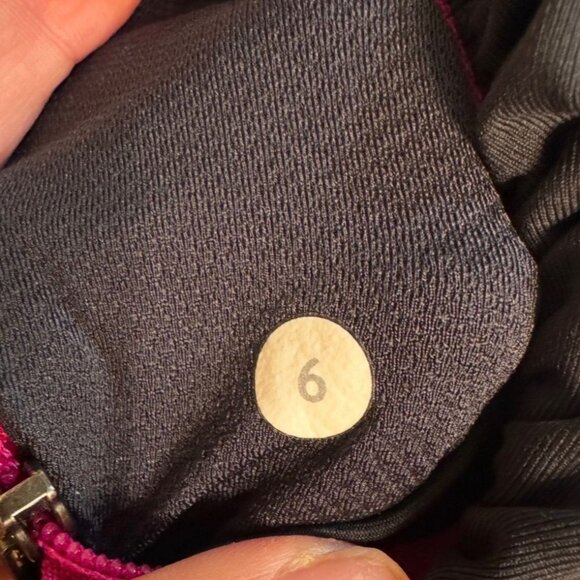 Lululemon Crop Ruched Knee Zipper Pockets Capri Leggings Size 6 Black Pink - Picture 5 of 6